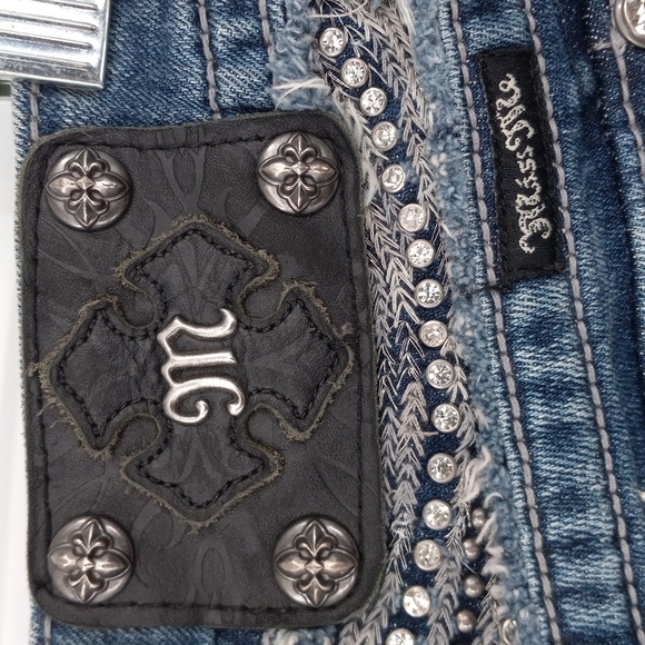 Miss Me Capri Jeans Back Flap Pockets Low Rise Embellished Medium Wash Size 26 - Picture 11 of 12
